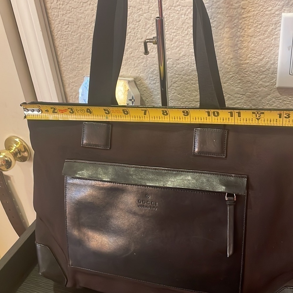 August Gucci Tote zipper closure - Picture 4 of 16